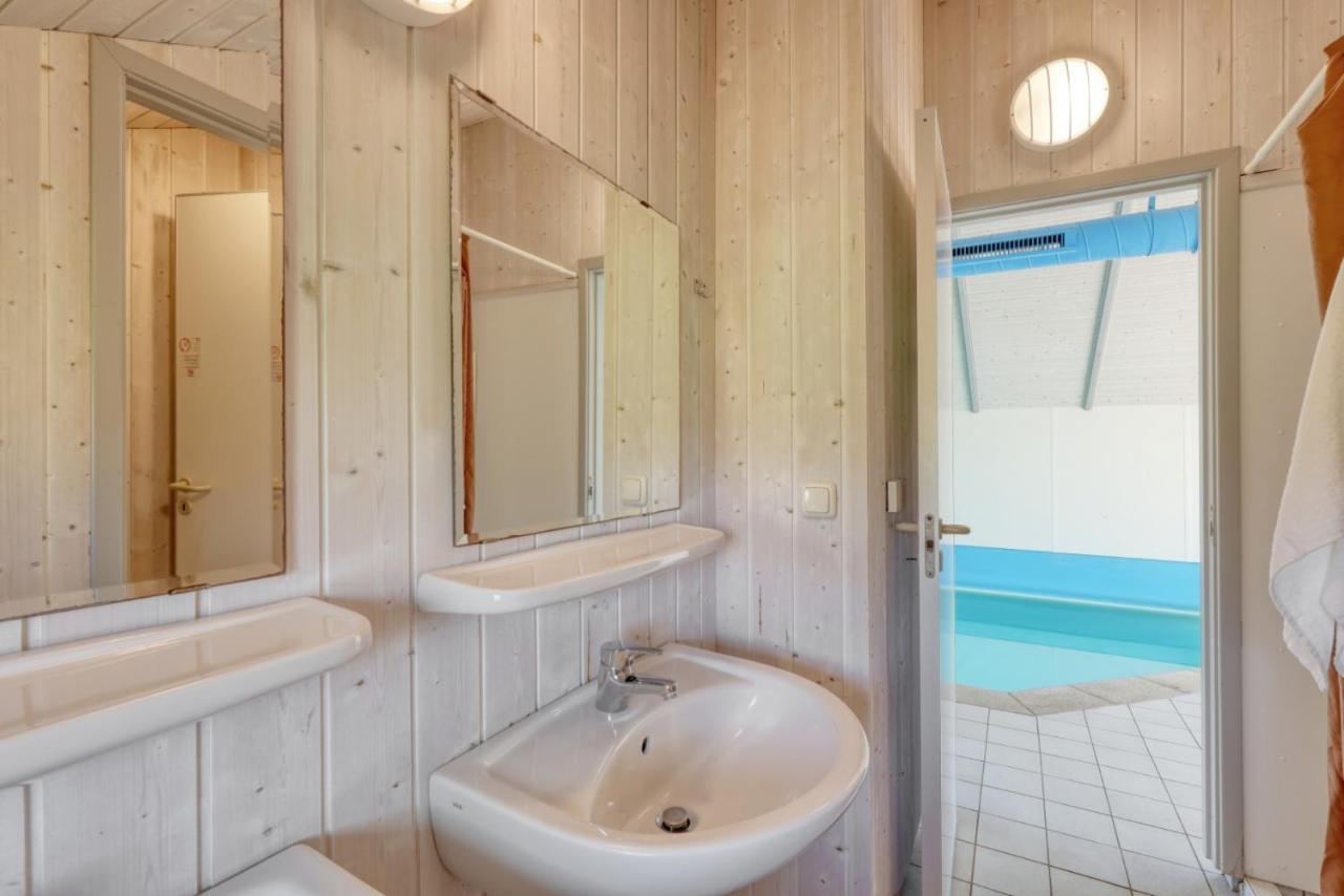 Kranich Ferienhaeuser Mit Innenpool Hohendorf  المظهر الخارجي الصورة